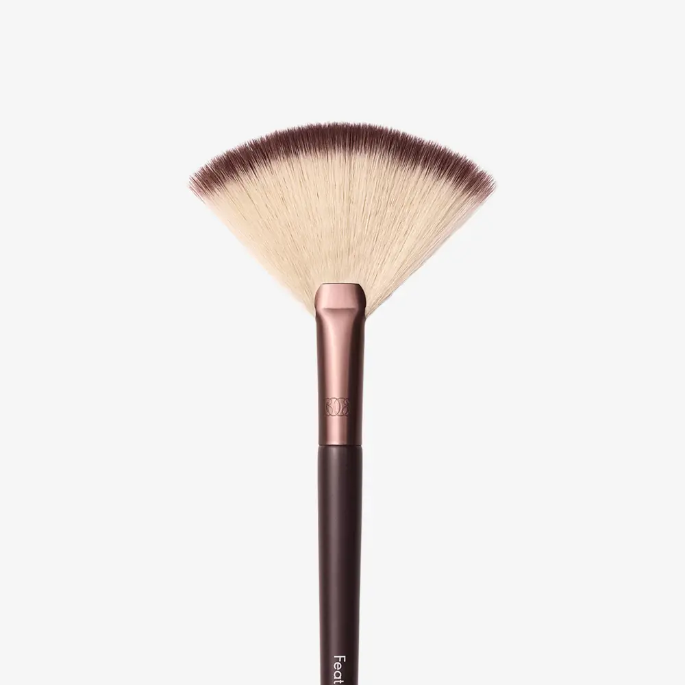 براش بادبزنی هایلایتر اوریفلیم مدل Featherlight با دسته مشکی و پرزهای نرم و سبک